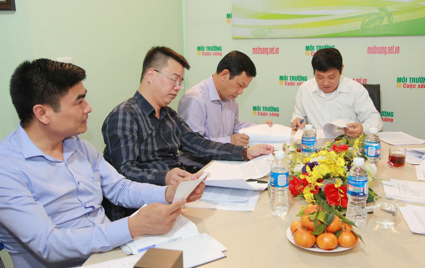 BGK chấm các tác phẩm dự thi tại vòng chung kết cuộc thi “Biến đổi khí hậu với cuộc sống".