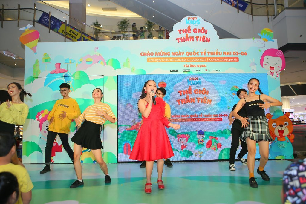 Bé Bella tự tin khoe giọng hát trong veo.