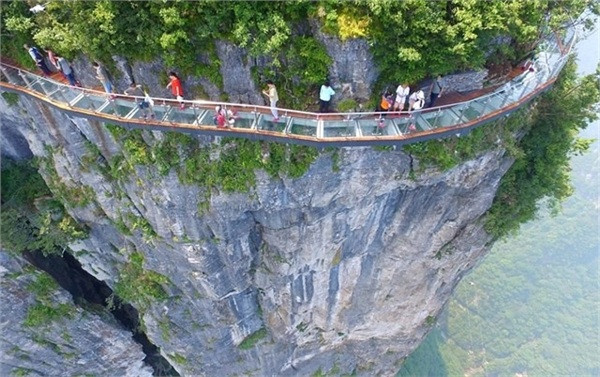 Hình ảnh cây cầu kính gây sốt ở Trung Quốc.