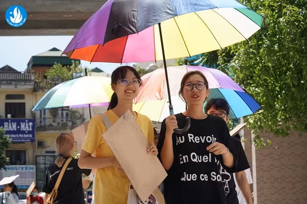 Các sĩ tử được Hội sinh viên Đại học Kiến trúc chuẩn bị ô che nắng cẩn thận, đảm bảo sức khỏe trước khi bước vào phòng thi.