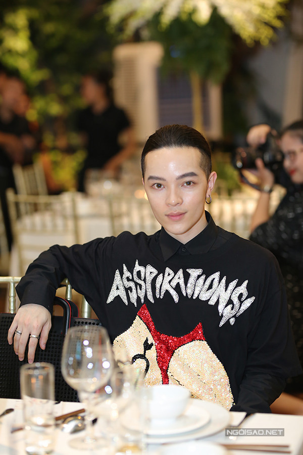 Hoàng Yến Chibi, Vũ Cát Tường, Kelbin Lei diện đồ cực chất trong đêm khai mạc VIFW 2017 ảnh 5 Hoàng Yến Chibi, Vũ Cát Tường, Kelbin Lei diện đồ cực chất trong đêm khai mạc VIFW 2017 ảnh 5