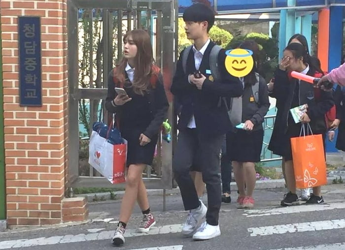 Hai người học chung một trường trung học