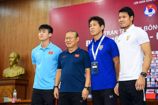 Ban huấn luyện hai đội chụp ảnh lưu niệm trước trận. Ảnh: Thế Anh.