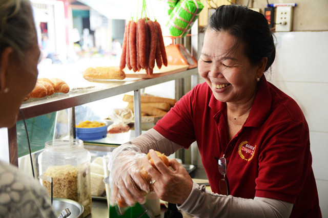 Bà chủ bán bánh mì rất vui tính, thân thiện, hay kể chuyện.