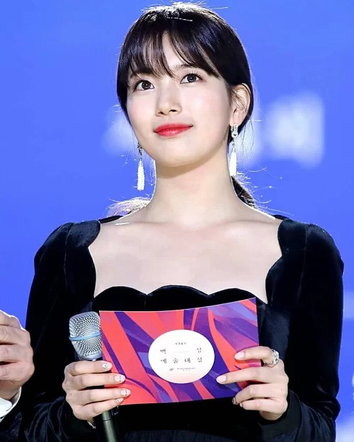 Một trong những ưu điểm của Suzy chính là da mặt không tỳ vết. Vì thế, khi dùng thêm highlight, nữ ca sĩ càng thêm tươi tắn.