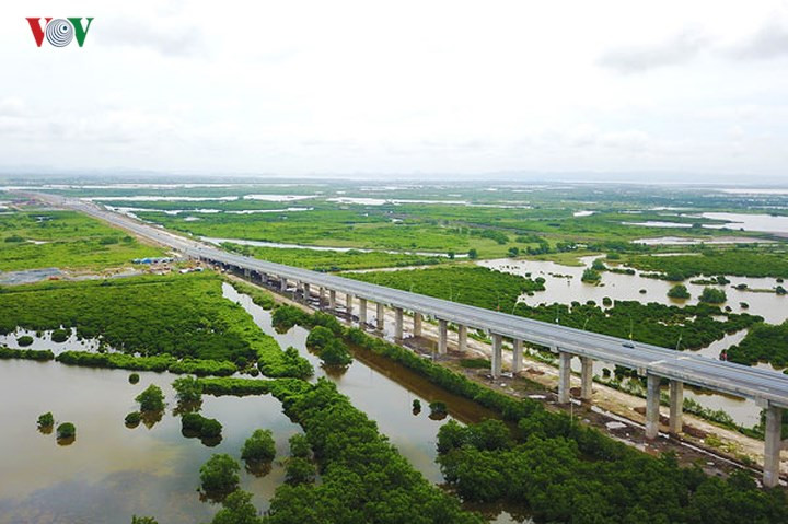 Con đường có tầm nhìn độc đáo khi băng qua những bãi triều ngập mặn, đầm nước mênh mông, xa xa là những đảo đá nhấp nhô của vịnh Hạ Long.