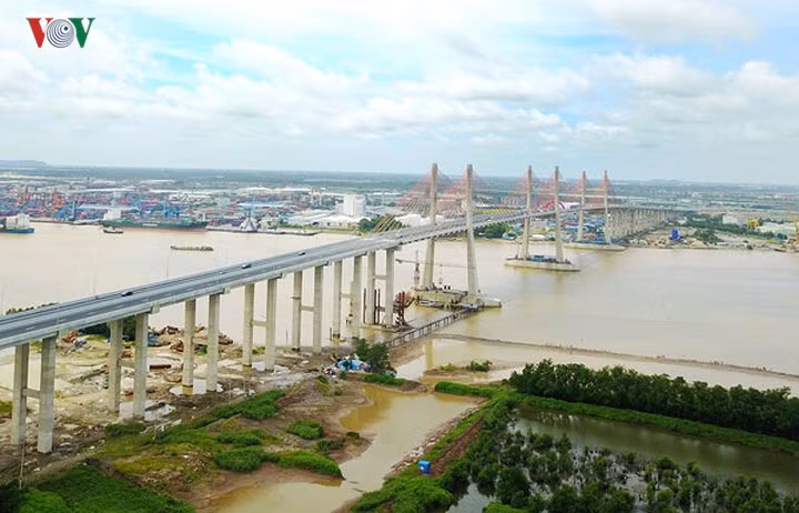 Điểm cuối là cao tốc là Cầu Bạch Đằng, cây cầu bắc 2 bờ sông Bạch Đằng nối quận Hải An, TP Hải Phòng tới thị xã Quảng Yên, tỉnh Quảng Ninh.