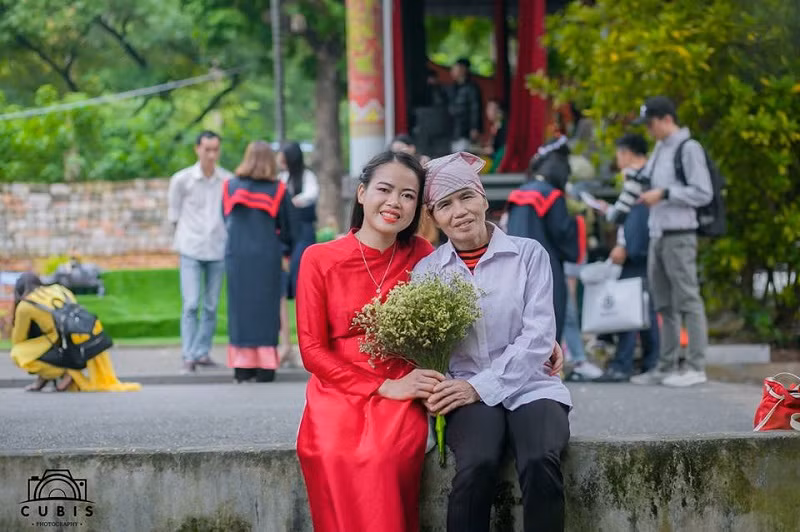 Hai mẹ con tình cảm trong một khung hình.