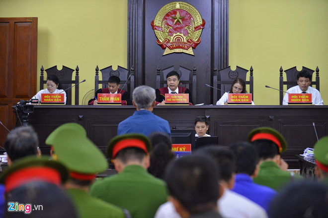 8 bị cáo khi được hỏi đều không có ý kiến về đề nghị trả hồ sơ để điều tra bổ sung. Ảnh: Hoàng Đông.