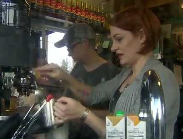 Cô Pixie vừa làm việc (không công), vừa nhận các khoản quyên góp tại tiệm Local Coffee Company.