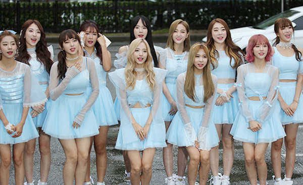 Cũng nhờ điểm tinh tế này mà trang phục của Cosmic Girls không bao giờ gây nhàm chán, giúp fan dễ dàng phân biệt các thành viên dù vẫn là một tổng thể thống nhất.