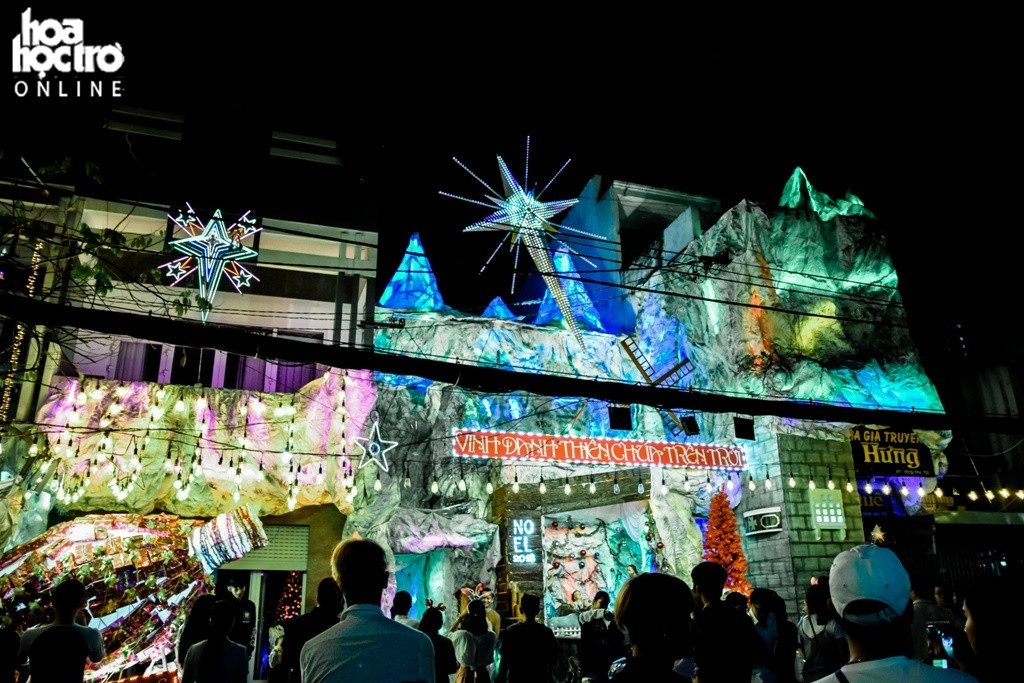 Là một xóm đạo lâu đời nên mỗi dịp Giáng Sinh về, các gia đình nơi đây luôn trang hoàng hang đá, đèn đóm đủ màu sắc trước nhà của mình.