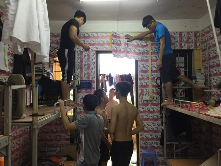 Các anh chàng hì hục tân trang cho căn phòng KTX của mình bằng những tấm giấy có hình chú mèo Kitty.