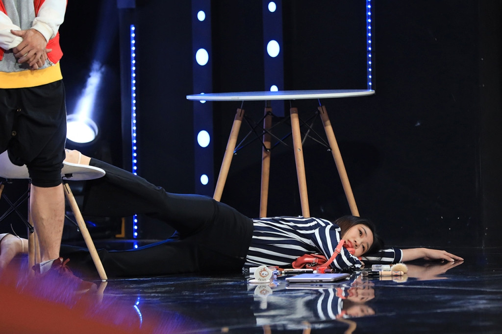 Ốc Thanh Vân và Thanh Duy đã mang mọi vật dụng cá nhân như dép lê, khăn giấy, thuốc ho làm đạo cụ.