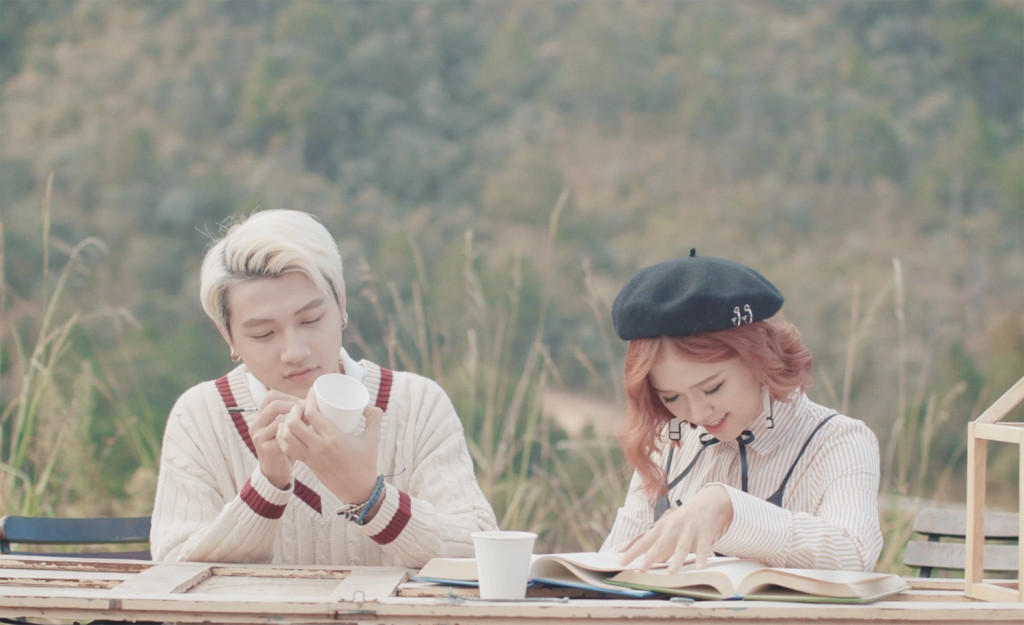 Đóng cùng Suni Hạ Linh trong MV lần này là gương mặt trẻ Lê Hùng. Anh chàng được rất nhiều khán giả biết đến qua kênh youtube riêng và được yêu thích bởi tính cách hài hước và điển trai của mình.