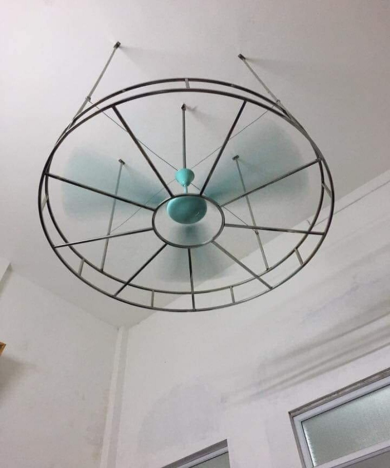 Chiếc lồng sắt được nhà trường gia cố với mục đích tránh quạt trần rơi.