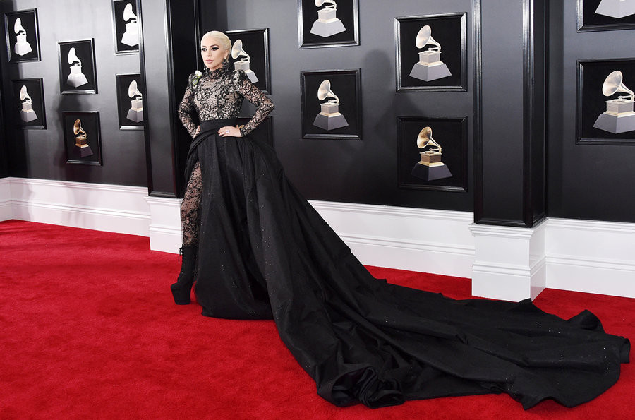 Lady Gaga chứng tỏ đẳng cấp với bộ váy dài 