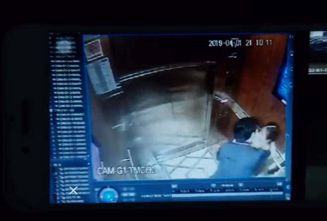 Bé gái bị khống chế, sàm sỡ trong thang máy. Ảnh chụp màn hình.