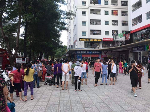 Hàng trăm người dân hốt hoảng tháo chạy xuống sân chung cư.
