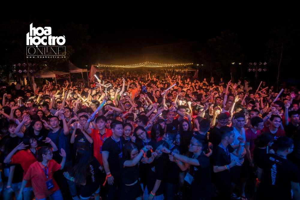 Dù trời mưa nhưng cũng không ngăn được tinh thần quẩy hết mình của bạn trẻ tại Đại Học FPT.