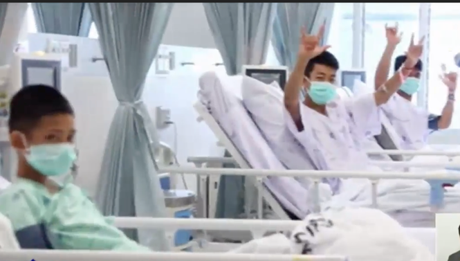 Ảnh chụp màn hình cho thấy các cầu thủ nhí ra dấu