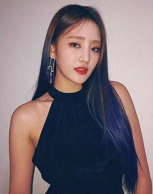 Với những thiết kế hở vai, đa số các ngôi sao Kpop đều khéo léo sử dụng dây áo trong suốt để không gây lộ hàng. Đóa hồng của nhóm (G)I-DLE là Minnie cũng áp dụng công thức mặc đẹp mà an toàn như trên.