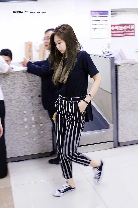 Một tấm ảnh mờ nhòe thôi mà thần thái sang chảnh cùng gu ăn mặc thời thượng của Jennie đã khoe được đủ hết.