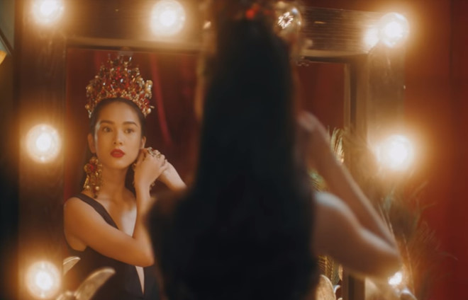 Nhan sắc của Quỳnh Lương được nhiều người đánh giá rất thu hút và có nét bí ẩn trong MV đầu tay mà cô tham gia diễn xuất.