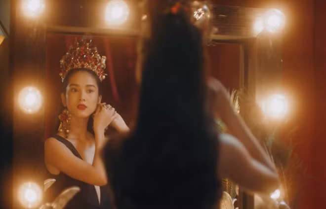 Nhan sắc của Quỳnh Lương được nhiều người đánh giá rất thu hút và có nét bí ẩn trong MV đầu tay mà cô tham gia diễn xuất.