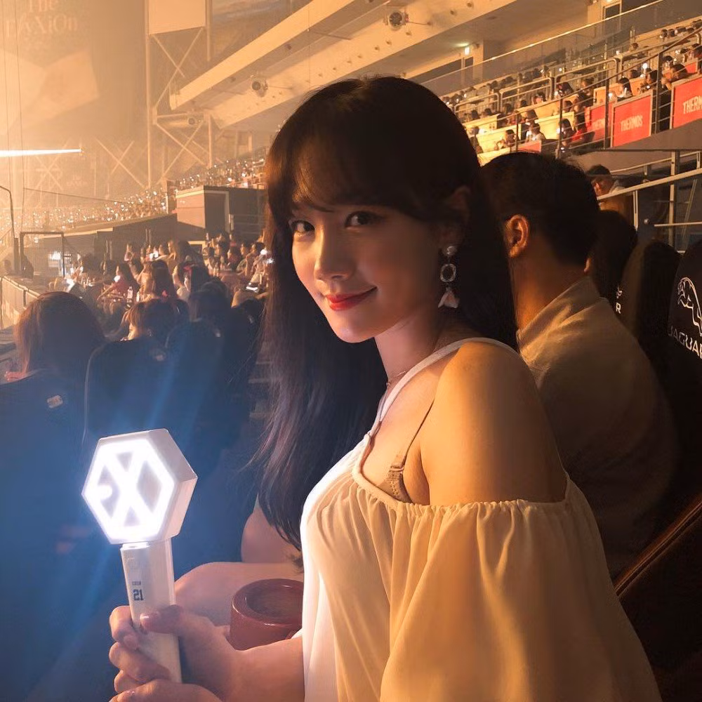 Seoyeon không khác gì phiên bản nữ của Chen.