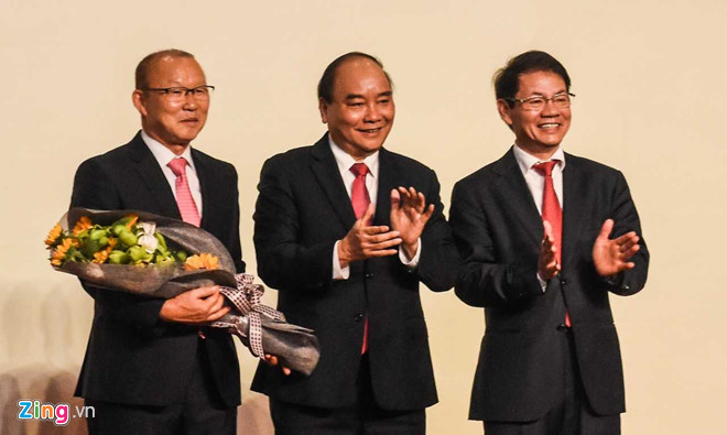 Thủ tướng Nguyễn Xuân Phúc chúc mừng huấn luyện viên Park Hang-seo (trái). Ảnh: Minh Hoàng.