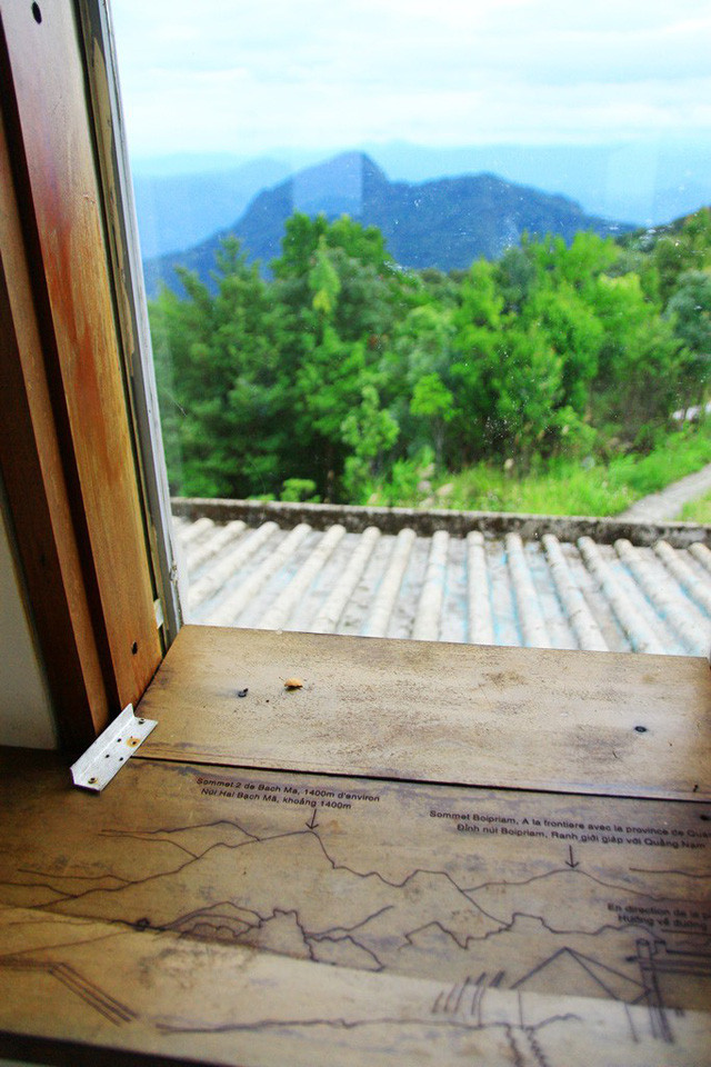 Các hình vẽ ký họa dáng núi sông biển từ mỗi ô cửa sổ nhìn ra sẽ thấy tương ứng với cảnh vật trước mắt
