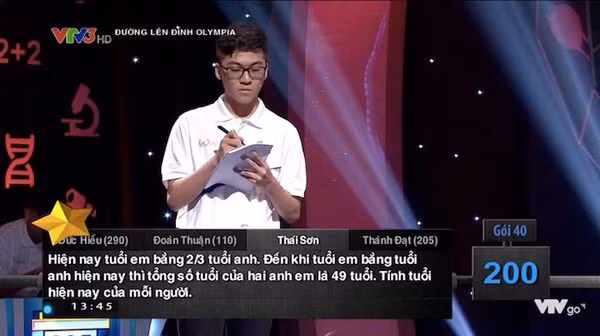 Nội dung của câu hỏi tính tuổi tương đối hóc búa trong chương trình. (Ảnh: Huong Pham/Group Trường Người Ta)