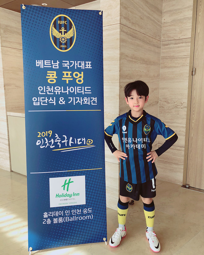 Không mất quá nhiều thời gian để cộng đồng mạng tìm ra danh tính cậu bé này. Đó là Lee Yoo, 7 tuổi, người mẫu nhí tại Hàn Quốc.