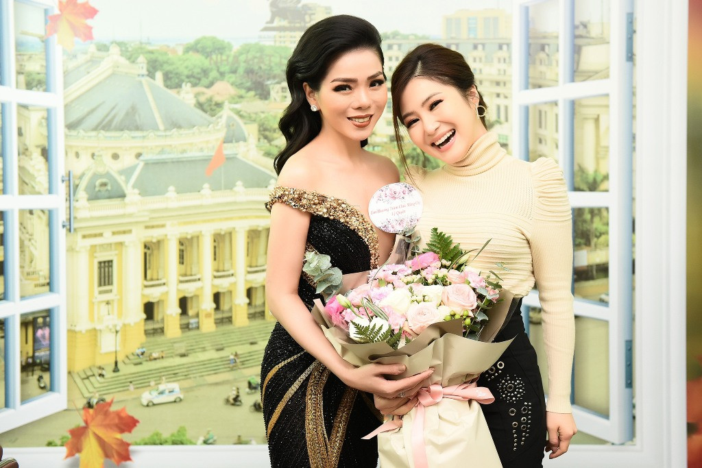 Dưới hàng ghế khán giả, Hương Tràm đã dắt mẹ đến để thưởng thức liveshow của Lệ Quyên. Sau đó cô còn vào tận nơi hậu trường để đích thân tặng hoa cho đàn chị. Nữ ca sĩ cho biết luôn xem Lệ Quyên là thần tượng lớn và muốn học hỏi rút kinh nghiệm cho liveshow đầu đời của mình sắp tới.