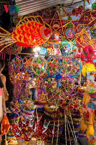 Giá mỗi chiếc đèn ông sao cũng rất phải chăng, từ 10.000 - 20.000 đồng/chiếc, đèn thỏ ngọc có giá 30.000 đồng/chiếc.