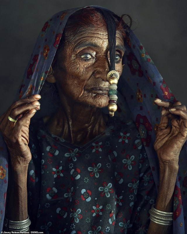 Bà cụ thuộc bộ lạc Mir ở Ấn Độ.