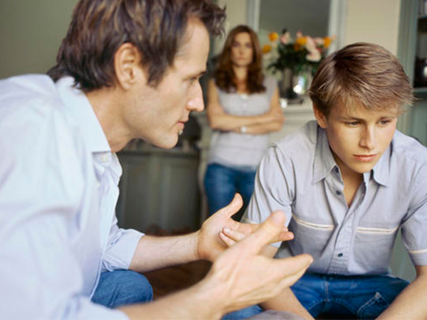 Thông báo một chuyện dở tệ đúng vào lúc bố mẹ đang căng thẳng thì rõ ràng là không hay rồi.