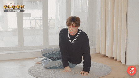 Anh chàng L phải gào thét khi thực hiện động tác quyến rũ trong ca khúc Roller Coaster của Kim Chung Ha.