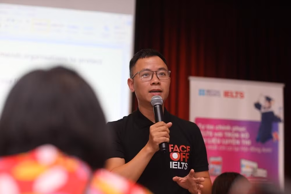 Thầy Vũ Hải Đăng – một trong số ít người Việt Nam được điểm Viết IELTS tuyệt đối, chia sẻ: “Tận dụng tất cả nguồn kiến thức trong một cuốn sách và làm chủ được tối đa số kiến thức đó, nhất là về từ vựng trước khi chuyển sang tài liệu khác. Điều này có ích nhiều hơn so với việc tải về hàng chục bộ tài liệu rồi… để đó”.