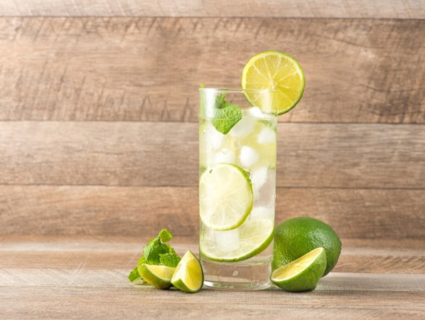 Uống nước có vài lát chanh thì có ích đủ đường chứ không chỉ trong kỳ đèn đỏ đâu bạn ạ.