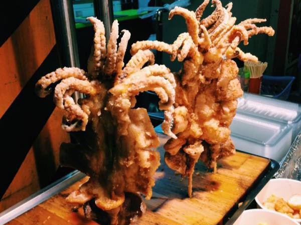 Món mực chiên quen thuộc trong các khu chợ đêm