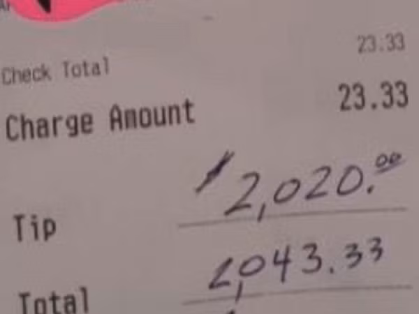 Tờ hóa đơn có số tiền tip rất lớn mà cô Danielle nhận được.