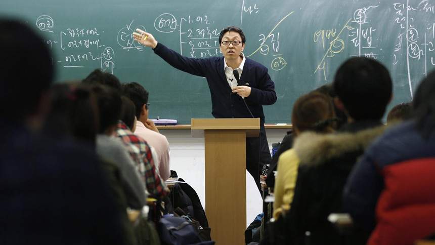 Các trung tâm ôn luyện hagwon của Hàn Quốc mở cửa hơn 12 tiếng mỗi ngày và hoạt động quanh năm. Ảnh: Reuters.