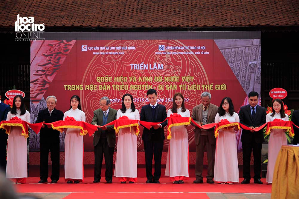 Khách mời tham gia cắt băng khai mạc triển lãm.