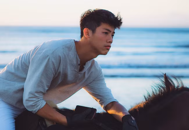 Anh chủ shop bán hoa mà cứ đẹp trai thế này thì khách hàng chắc chắn sẽ nườm nượp ghé đến.