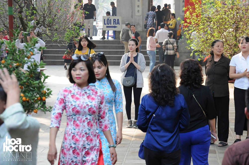 Mỗi dịp cúng Rằm đầu năm người dân lại nô nức tới thăm đền, cúng lễ, dâng hương.