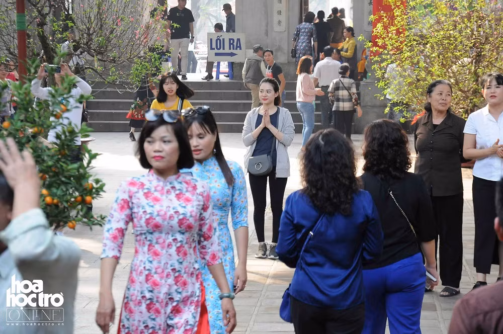 Mỗi dịp cúng Rằm đầu năm người dân lại nô nức tới thăm đền, cúng lễ, dâng hương.