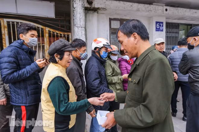 Người dân xếp hàng được phát số thứ tự, chờ đến lượt lấy.