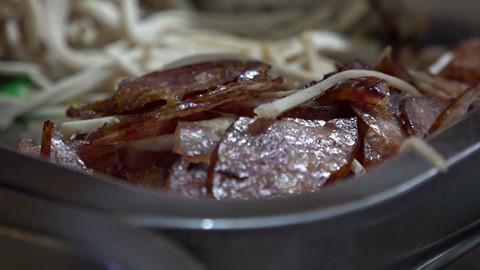 Lạp xưởng được thái mỏng, đều.